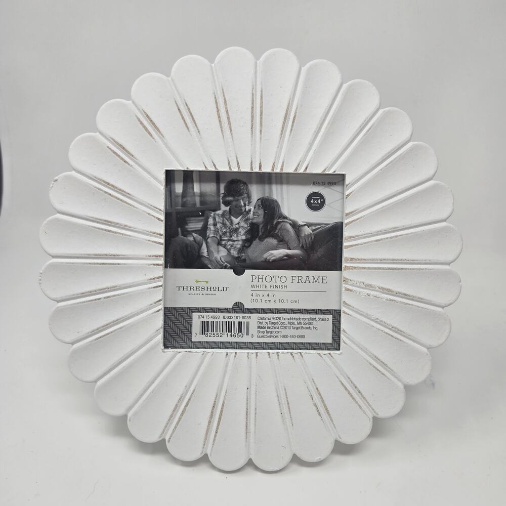 White scalloped flower wood Photo Frame for 4x4 photo Threshold